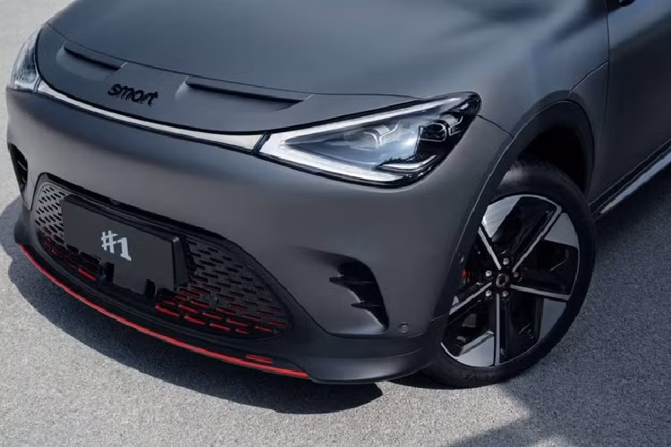 Ở bên trong, nội thất xe được hoàn thiện với màu đen chủ đạo, nổi bật với vô lăng bọc da / Alcantara có huy hiệu Brabus, ghế bọc da lộn sợi nhỏ, tựa đầu có logo Brabus, dây an toàn màu đỏ và bộ bàn đạp hợp kim.