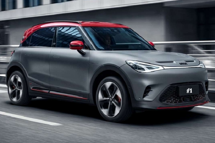  Smart #1 chạy điện hiệu suất cao sẽ ra mắt vào ngày 26/8 sắp tới tại Triển lãm Ô tô Thành Đô. Mẫu xe này có một số điểm khác biệt so với tiêu chuẩn, bao gồm cả đường sọc trang trí ngoại thất, cặp khe gió trên nắp ca-pô, cản trước thể thao hơn và lưới tản nhiệt kiểu cách mạnh mẽ hơn.