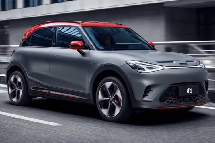  Smart #1 chạy điện hiệu suất cao sẽ ra mắt vào ngày 26/8 sắp tới tại Triển lãm Ô tô Thành Đô. Mẫu xe này có một số điểm khác biệt so với tiêu chuẩn, bao gồm cả đường sọc trang trí ngoại thất, cặp khe gió trên nắp ca-pô, cản trước thể thao hơn và lưới tản nhiệt kiểu cách mạnh mẽ hơn.