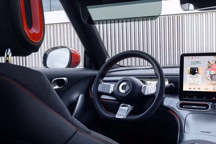 Hiện hãng độ Brabus chưa chia sẻ các thông số kỹ thuật của Smart #1 phiên bản hiệu suất cao, chỉ biết rằng xe sẽ có 2 động cơ điện, chia đều mỗi trục, tạo ra cấu hình dẫn động 4 bánh (bản tiêu chuẩn chỉ có động cơ phía sau cho 268 mã lực / 343 Nm).