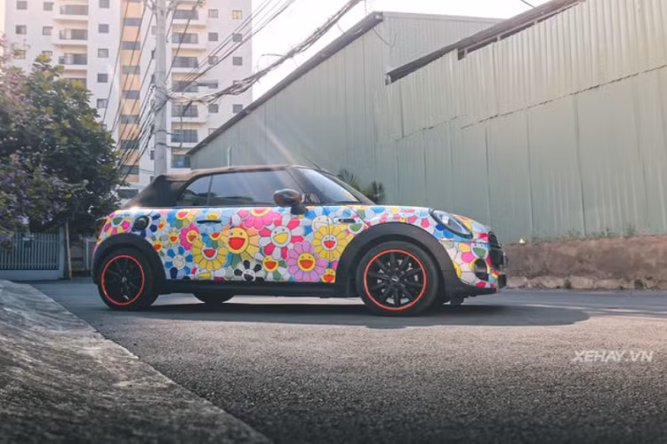 Bộ cánh sặc sỡ và độc đáo này được thiết kế và thi công bởi một garage chuyên thiết kế decal cá nhân hóa tại Sài Gòn. Với diện mạo này chắc chắn chiếc xe sẽ trở thành tâm điểm thu hút mọi ánh nhìn khi chạy trên đường phố.