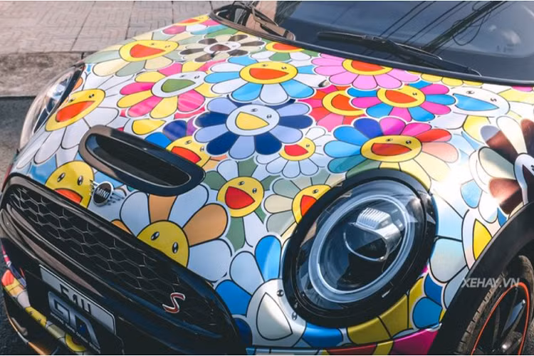 Không theo phong cách thể thao hay sang chảnh, chiếc Mini Cooper S Convertible mui trần này được làm đẹp với bộ decal cá nhân hóa cực kì đáng yêu và dễ thương. Bộ cánh này đã cho thấy phần nào cá tính của chủ xe.