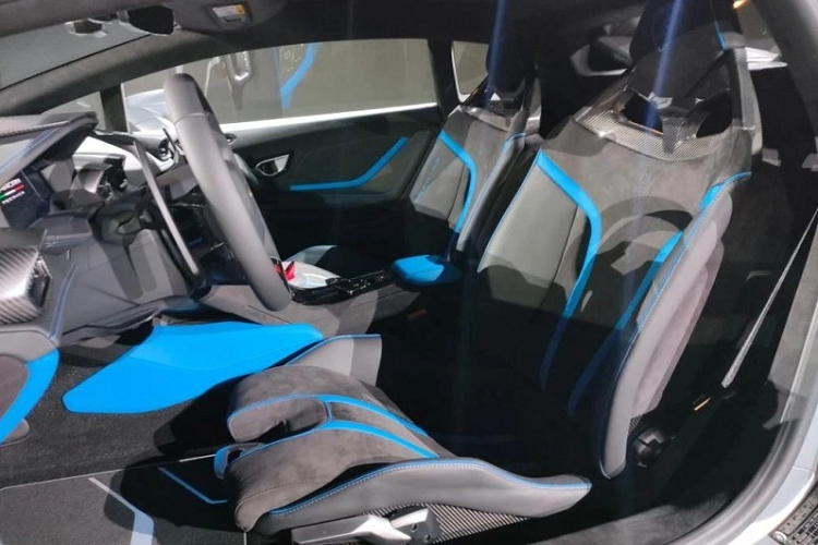 Siêu xe Lamborghini Huracan Tecnica vẫn được trang bị khối động cơ xăng V10, dung tích 5.2 lít, hút khí tự nhiên, sản sinh công suất tối đa 631 mã lực, tăng 30 con ngựa so với Huracan EVO RWD và mô-men xoắn cực đại 565 Nm. Lamborghini Huracan Tecnica không chỉ mạnh mà còn nhẹ hơn Huracan EVO RWD khoảng 10 kg nhờ nắp ca-pô bằng sợi carbon.