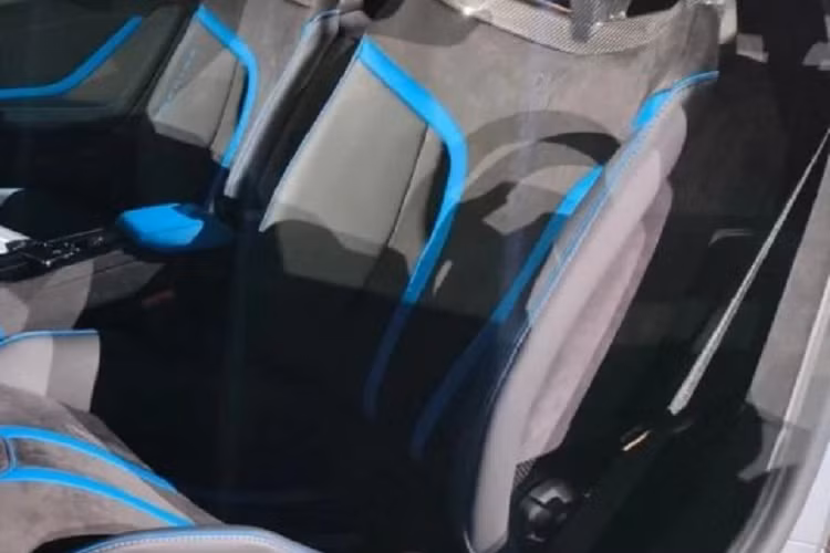 Sức mạnh cùng cân nặng đã được giảm cân không giúp siêu xe Lamborghini Huracan Tecnica rút ngắn thời gian tăng tốc từ vị trí xuất phát lên 100 km/h trong thời gian 3,2 giây như Huracan Evo RWD trước khi đạt tốc độ tối đa 325 km/h. Lamborghini Huracan Tecnica có trang bị hệ thống đánh lái cầu sau, hệ thống điều hướng mô-men xoắn, hệ thống kiểm soát tích hợp Lamborghini Dinamica Veicolo Integrata.