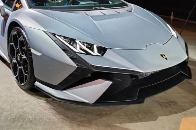 Siêu xe Lamborghini Huracan Tecnica sở hữu thiết kế ấn tượng với mặt tiền xe có chi tiết hốc gió mới được vay mượn thiết kế từ Lamborghini Sian và Terzo Millenio Concept. Xe còn sở hữu bộ mâm thiết kế mới, mui xe không liền mạch với khoang động cơ mà được chia cách bằng 1 tấm kính nhỏ.