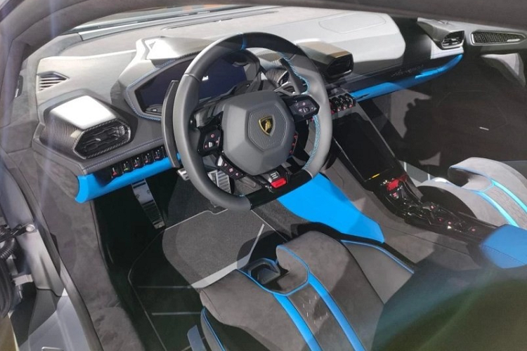 Được biết, Thái Lan cũng là đất nước đầu tiên tại Asean đã có vinh dự chào đón Lamborghini Huracan phiên bản Tecnica, mẫu siêu xe nằm giữa phân khúc của Huracan EVO và Huracan STO đều đã có ít nhất một chiếc tại Việt Nam. Tại xứ sở chùa Vàng, giá xe Lamborghini Huracan Tecnica có giá bán khởi điểm 22,98 triệu baht (khoảng 15,1 tỷ đồng).