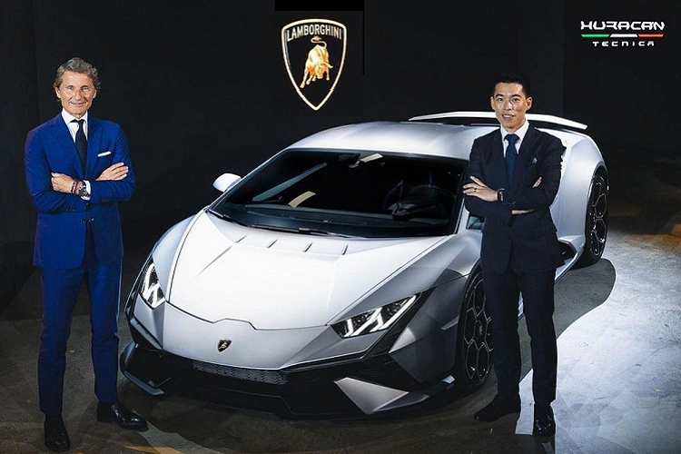 Ngoài ra, đuôi xe của Lamborghini Huracan Tecnica có tấm ốp mới, cản va sau với lưới tản nhiệt mở rộng và thay đổi nhiều nhất là ống xả hình lục giác cùng trang bị cánh gió đuôi cố định. Bên trong khoang lái siêu xe Lamborghini Huracan Tecnica có ghế ngồi kiểu xe đua như Lamborghini Huracan STO.