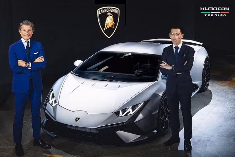 Ngoài ra, đuôi xe của Lamborghini Huracan Tecnica có tấm ốp mới, cản va sau với lưới tản nhiệt mở rộng và thay đổi nhiều nhất là ống xả hình lục giác cùng trang bị cánh gió đuôi cố định. Bên trong khoang lái siêu xe Lamborghini Huracan Tecnica có ghế ngồi kiểu xe đua như Lamborghini Huracan STO.