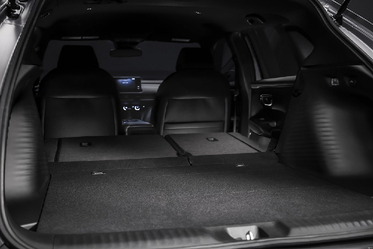 Hiện chưa có hình ảnh chụp nội thất của Honda ZR-V 2022. Dự kiến, xe cũng có màn hình thông tin giải trí dạng cảm ứng đặt nổi trên mặt táp-lô với kích thước khoảng 10 inch và đi kèm núm xoay ở bên cạnh giống HR-V mới ở Bắc Mỹ. Đây là trang bị có vẻ được bê nguyên từ Honda Civic 2022 sang. Thêm vào đó là cụm điều khiển trung tâm khá cao với ngăn đựng đồ ngay bên dưới.