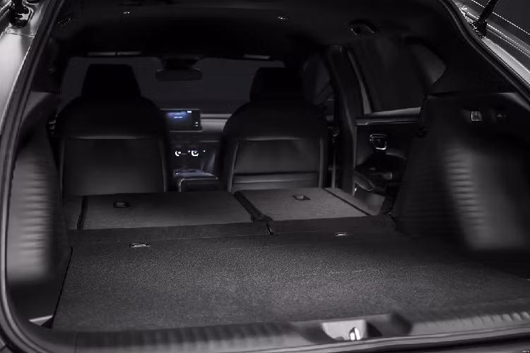 Hiện chưa có hình ảnh chụp nội thất của Honda ZR-V 2022. Dự kiến, xe cũng có màn hình thông tin giải trí dạng cảm ứng đặt nổi trên mặt táp-lô với kích thước khoảng 10 inch và đi kèm núm xoay ở bên cạnh giống HR-V mới ở Bắc Mỹ. Đây là trang bị có vẻ được bê nguyên từ Honda Civic 2022 sang. Thêm vào đó là cụm điều khiển trung tâm khá cao với ngăn đựng đồ ngay bên dưới.