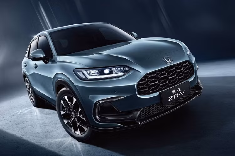 Mãi đến nay, mẫu xe SUV Honda ZR-V 2022 mới chính thức lộ diện. Hóa ra, Honda ZR-V chính là phiên bản dành cho thị trường Trung Quốc của HR-V thế hệ mới. Qua những hình ảnh do hãng Honda tung ra, có thể thấy ZR-V dành cho Trung Quốc sở hữu thiết kế giống với HR-V 2023 ở thị trường Mỹ và khác với xe sắp ra mắt Việt Nam.
