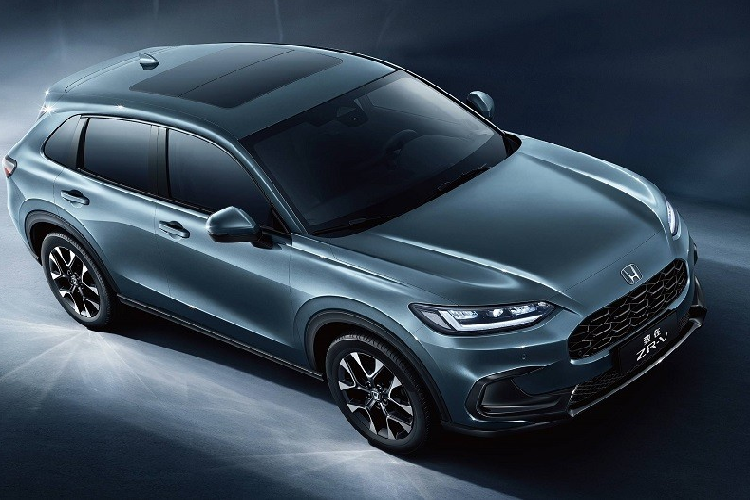 Từ cuối năm ngoái, trong làng xe thế giới đã bắt đầu xuất hiện tin đồn về mẫu SUV mới của hãng Honda mang tên ZR-V. Ban đầu, người ta cho rằng Honda ZR-V 2022 mới sẽ là SUV hạng A, cạnh tranh với Toyota Raize và Kia Sonet. Tuy nhiên, sau đó, lại có tin đồn khẳng định ZR-V là mẫu SUV được phát triển dựa trên Civic đồng thời nằm giữa HR-V và CR-V trong dòng sản phẩm của hãng Honda.