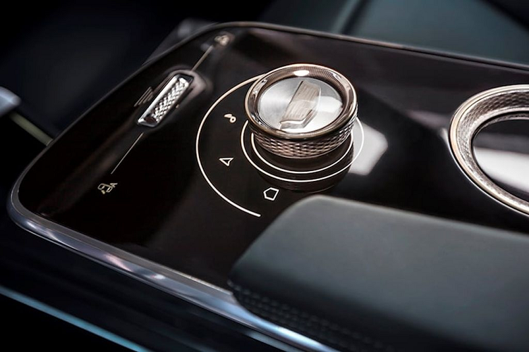 Theo nhà sản xuất, cabin của Celestiq sẽ ngập tràn công nghệ hiện đại với điểm nhấn là màn hình kép cỡ lớn tương tự Mercedes-Benz EQS và cửa sổ trời toàn cảnh có thể điều chỉnh từ trong suốt sang mờ đục.