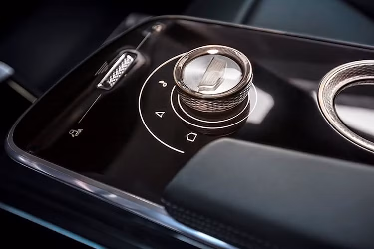 Theo nhà sản xuất, cabin của Celestiq sẽ ngập tràn công nghệ hiện đại với điểm nhấn là màn hình kép cỡ lớn tương tự Mercedes-Benz EQS và cửa sổ trời toàn cảnh có thể điều chỉnh từ trong suốt sang mờ đục.