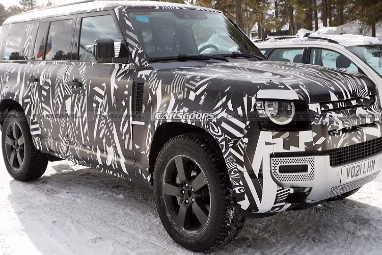 Mẫu xe SUV Land Rover Defender đã có thế hệ thứ hai. Hãng vẫn duy trì hai phiên bản 110 và 90 truyền thống tuy nhiên, với các khách hàng thích sự rộng rãi, thoải mái, Defender 130 với 7 chỗ ngồi hứa hẹn là lựa chọn mới.