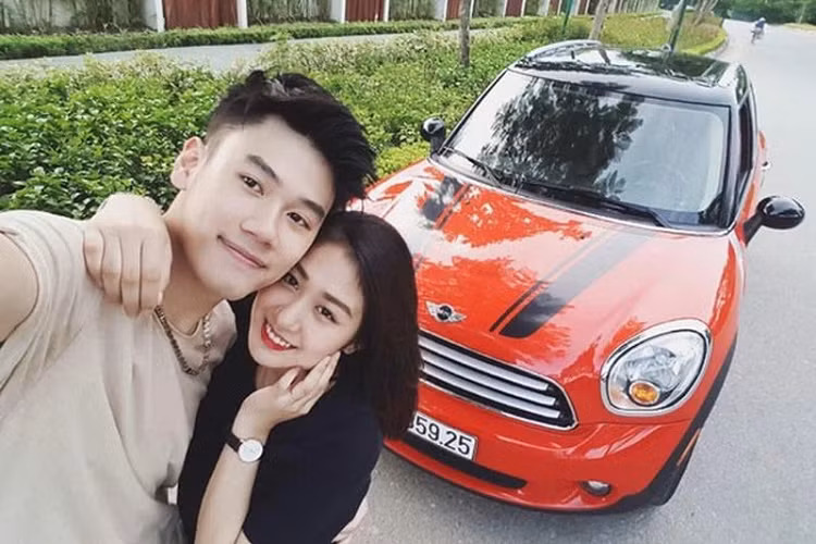 Chiếc Porsche 911 thế hệ mới của gia đình nhà Xoài Dừa có màu sơn đỏ đặc trưng kèm theo tùy chọn cản trước thể thao, bộ mâm 5 chấu đơn 2 tông màu tương phản.