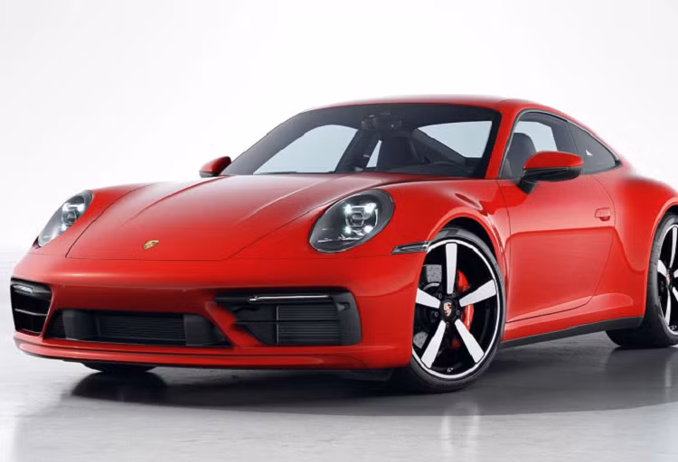 Chiếc Porsche 911 mới của gia đình nhà Xoài Dừa có màu sơn đỏ đặc trưng kèm theo tùy chọn cản trước thể thao, bộ mâm 5 chấu đơn 2 tông màu tương phản.