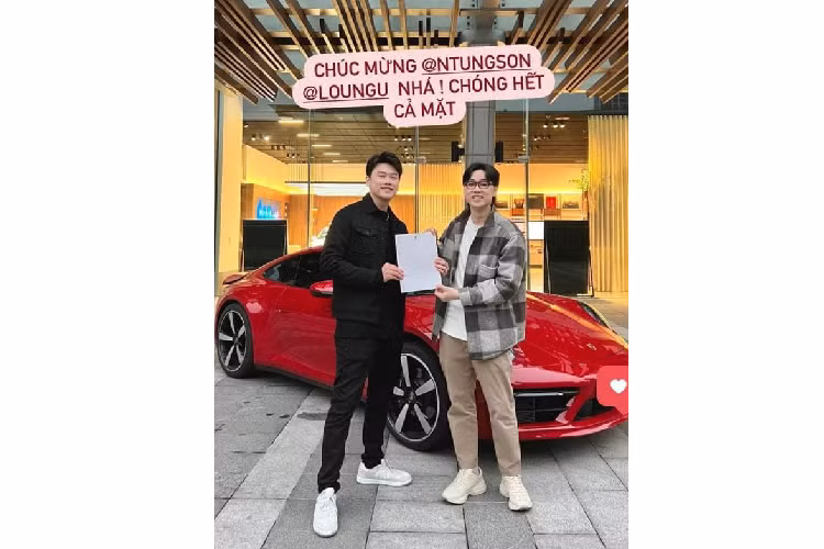 Trên trang cá nhân của Ba Duy - "hot boy" đình đám một thời, anh đã chia sẻ về việc gia đình Tùng Sơn - Trang Lou vừa mới mua một chiếc Porsche 911 thế hệ mới, khung biển số đã được che lại nên có thể xe đã ra biển.
