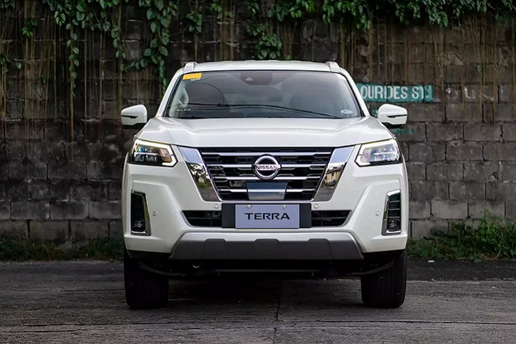 Theo đó, ngoại thất mẫu xe SUV Nissan Terra 2022 được thiết kế lại, thay đổi tập trung vào phần đầu xe, bao gồm: Đèn pha thiết kế mới, lưới tản nhiệt phía trước thiết kế mới, cản trước thiết kế mới, đèn hậu, cản sau, bộ mâm xe hợp kim thiết kế mới.