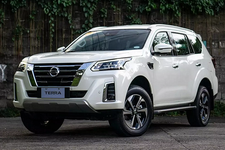 Sau nhiều lần lỡ hẹn, Nissan Terra 2022 mới phiên bản nâng cấp facelift sẽ được Nissan Việt Nam mang về thị trường Việt dự kiến trong tháng 8 năm nay. Mẫu SUV 7 chỗ cỡ trung của Nissan hứa hẹn sẽ hấp dẫn khách Việt hơn, nhờ vào thiết kế mới mẽ, lấy cảm hứng từ “người anh em” bán tải Navara mới.