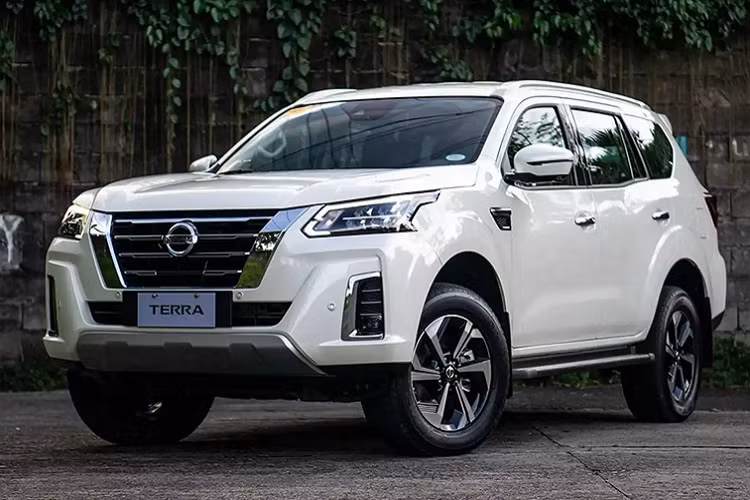 Sau nhiều lần lỡ hẹn, Nissan Terra 2022 mới phiên bản nâng cấp facelift sẽ được Nissan Việt Nam mang về thị trường Việt dự kiến trong tháng 8 năm nay. Mẫu SUV 7 chỗ cỡ trung của Nissan hứa hẹn sẽ hấp dẫn khách Việt hơn, nhờ vào thiết kế mới mẽ, lấy cảm hứng từ “người anh em” bán tải Navara mới.