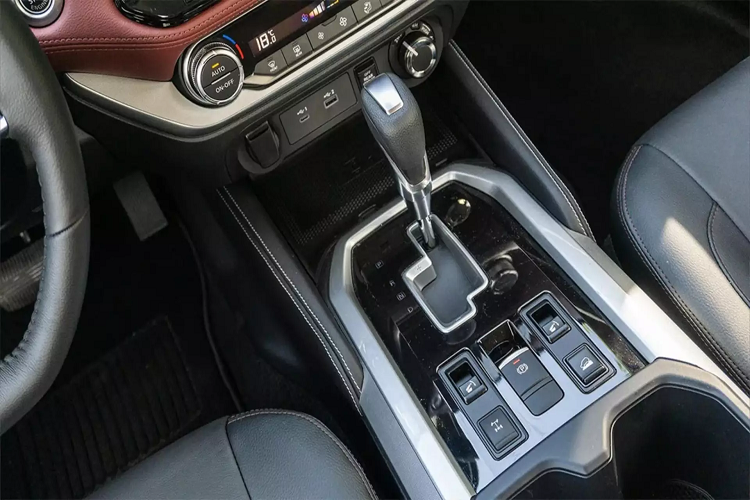 Trên thực tế, động cơ xăng 2.5L của Terra không được lòng nhiều khách hàng Việt, vì công suất khiêm tốn và “ngốn” nhiều nhiên liệu.