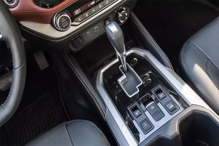 Trên thực tế, động cơ xăng 2.5L của Terra không được lòng nhiều khách hàng Việt, vì công suất khiêm tốn và “ngốn” nhiều nhiên liệu.