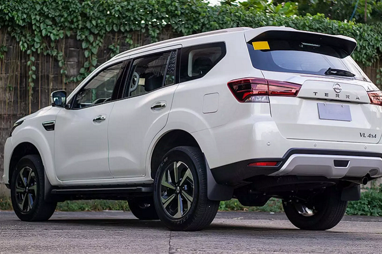 Trong đó có phiên bản máy dầu 1 cầu số tự động – phiên bản đáp ứng được nhiều tiêu chí mua xe như chạy dịch vụ, hoặc sử dụng phục vụ gia đình với chi phí mua xe vừa phải. Phiên bản này sẽ giúp Terra 2022 đẩy mạnh về doanh số hơn bản cũ.