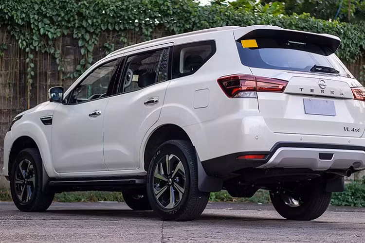 Trong đó có phiên bản máy dầu 1 cầu số tự động – phiên bản đáp ứng được nhiều tiêu chí mua xe như chạy dịch vụ, hoặc sử dụng phục vụ gia đình với chi phí mua xe vừa phải. Phiên bản này sẽ giúp Terra 2022 đẩy mạnh về doanh số hơn bản cũ.