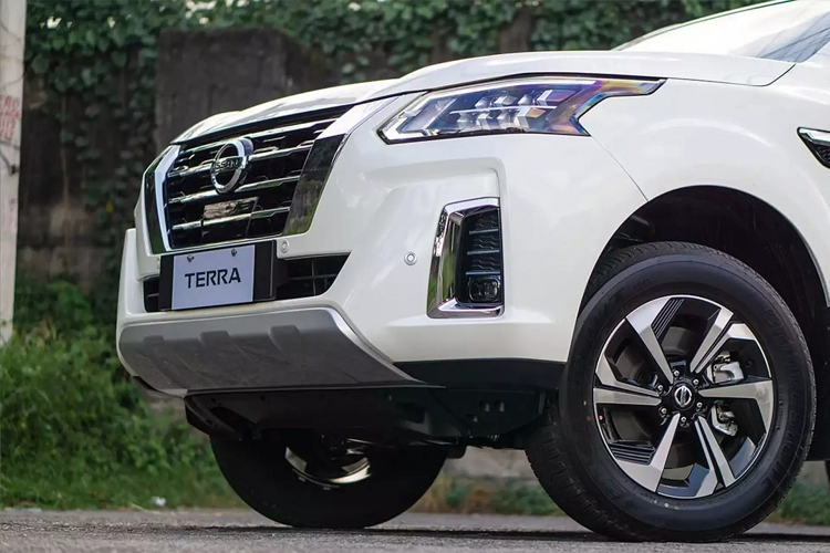 Về nội thất, bên trong cabin Terra 2022 đổi mới thiết kế với bảng điều khiển phía trước và vô lăng thiết kế mới nhìn đẹp mắt hơn hẳn. Nội thất sử dụng vô lăng 3 chấu thiết kế mới, hệ thống thông tin giải trí sử dụng màn hình cảm ứng 9 inch mới. Bảng táp lô được thiết đa tầng, bọc da, cửa gió dạng tròn biến mất thay vào là kiểu đẹp mắt hơn. Cụm cần số và các nút bấm cũng được tái thiết kế tinh tế hơn.