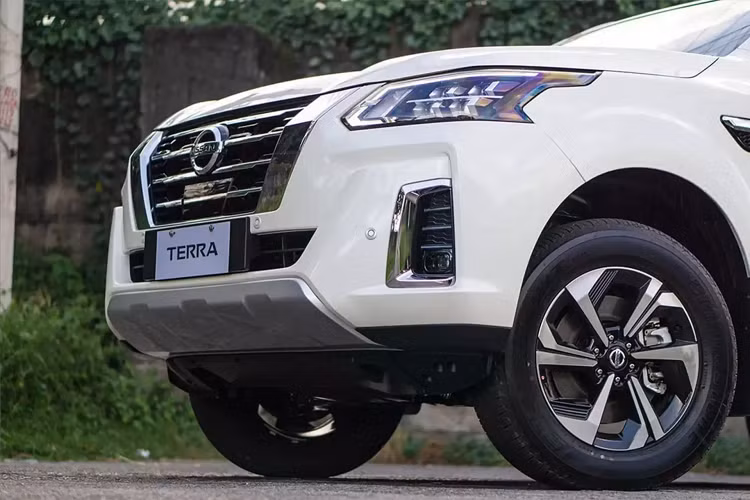 Về nội thất, bên trong cabin Terra 2022 đổi mới thiết kế với bảng điều khiển phía trước và vô lăng thiết kế mới nhìn đẹp mắt hơn hẳn. Nội thất sử dụng vô lăng 3 chấu thiết kế mới, hệ thống thông tin giải trí sử dụng màn hình cảm ứng 9 inch mới. Bảng táp lô được thiết đa tầng, bọc da, cửa gió dạng tròn biến mất thay vào là kiểu đẹp mắt hơn. Cụm cần số và các nút bấm cũng được tái thiết kế tinh tế hơn.