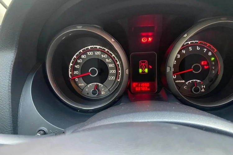 Bên ngoài, Mitsubishi Pajero GLS V6 3.0 được trang bị đèn pha HID tự động tích hợp đèn LED ban ngày và rửa đèn; la-zăng hợp kim 18 inch đi kèm bộ lốp 265/60R18; gương chiếu hậu chỉnh điện tích hợp đèn báo rẽ và sấy gương...