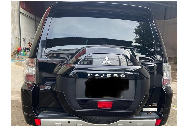 Các tính năng an toàn của Mitsubishi Pajero V6 3.0 cũng ở mức đủ dùng với 6 túi khí, hệ thống phanh ABS, EBD, hệ thống cân bằng điện từ và kiểm soát lực kéo ASTC, đèn pha tự động pha/cốt, phanh đĩa trước/sau...