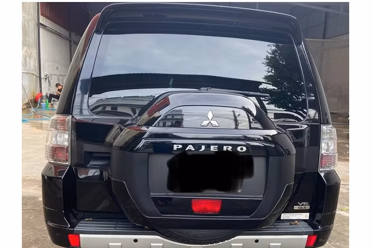 Các tính năng an toàn của Mitsubishi Pajero V6 3.0 cũng ở mức đủ dùng với 6 túi khí, hệ thống phanh ABS, EBD, hệ thống cân bằng điện từ và kiểm soát lực kéo ASTC, đèn pha tự động pha/cốt, phanh đĩa trước/sau...