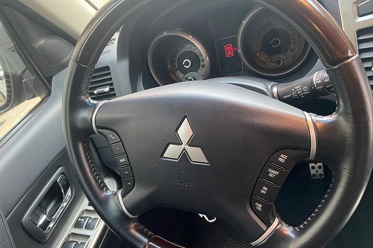 Theo thông tin thử nghiệm của Cục Đăng kiểm Việt Nam, Pajero GLS V6 3.0 tiêu thụ 12,42 L/100km cho chu trình hỗn hợp, trong khi chu trình đô thị tiêu hao lên đến 16,37 L/100km - "uống" khá nhiều xăng. Chiếc xe trong bài viết đang được trao bán 1,189 tỷ đồng, mất giá hơn 1 tỷ đồng. Số ODO theo đồng hồ là 53.783 km và ngoại hình khá đẹp và được cam kết không “bơi lội”, đâm đụng.