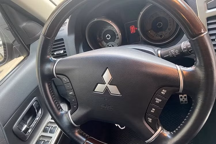 Theo thông tin thử nghiệm của Cục Đăng kiểm Việt Nam, Pajero GLS V6 3.0 tiêu thụ 12,42 L/100km cho chu trình hỗn hợp, trong khi chu trình đô thị tiêu hao lên đến 16,37 L/100km - "uống" khá nhiều xăng. Chiếc xe trong bài viết đang được trao bán 1,189 tỷ đồng, mất giá hơn 1 tỷ đồng. Số ODO theo đồng hồ là 53.783 km và ngoại hình khá đẹp và được cam kết không “bơi lội”, đâm đụng.