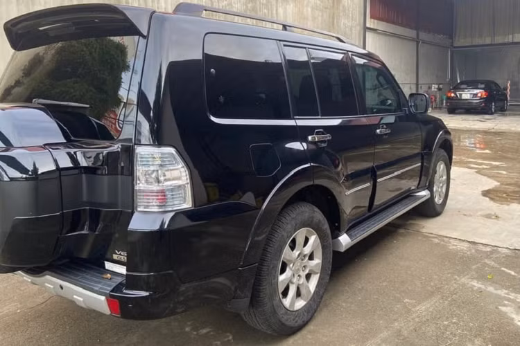 Trong năm 2015 – 2016, Pajero được kinh doanh trở lại dưới dạng nhập khẩu nguyên chiếc từ Nhật Bản nhưng không thành công. Vấn đề lớn nhất chính là giá xe Mitsubishi Pajero trên 2 tỷ đồng khiến người tiêu dùng không mặn mà. Ngoài ra, hao xăng cũng chính là vấn đề với những khách hàng sử dụng xe tại Việt Nam.