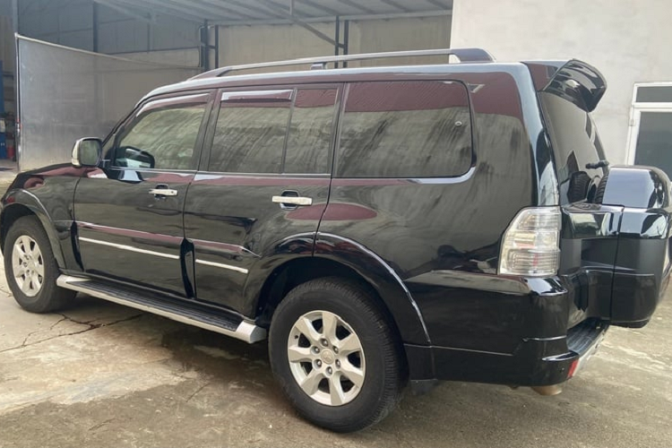 Tuy nhiên hiện trạng nội thất bên trong chưa được chủ xe công bố qua hình ảnh. Theo thông số kỹ thuật từ Mitsubishi, Pajero GLS được trang bị động cơ xăng 3.0L V6 tích hợp phun xăng đa điểm điều khiển điện tử, cho công suất tối đa 178 mã lực tại 5.250 v/ph và mô-men xoắn cực đại 261 Nm tại 4.000 v/ph. Đi kèm là hộp số tự động 5 cấp INVECS II và hệ dẫn động hai cầu Super Select 4WD II.