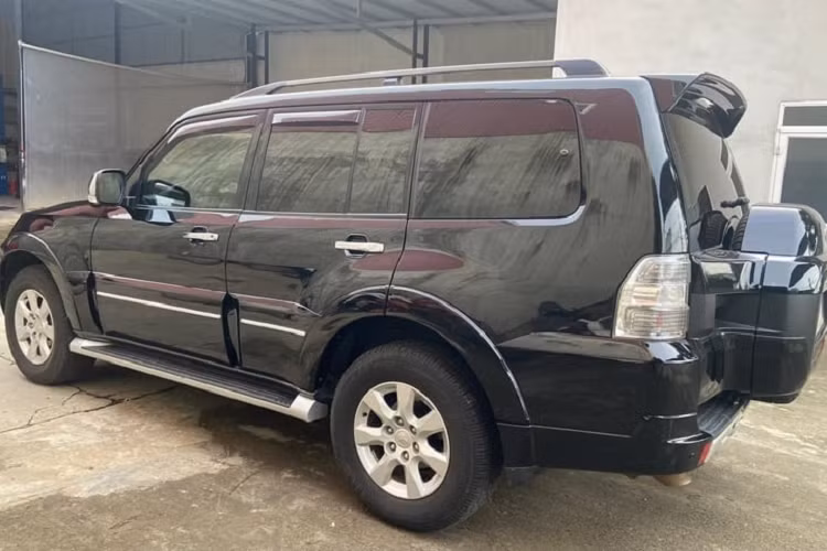 Tuy nhiên hiện trạng nội thất bên trong chưa được chủ xe công bố qua hình ảnh. Theo thông số kỹ thuật từ Mitsubishi, Pajero GLS được trang bị động cơ xăng 3.0L V6 tích hợp phun xăng đa điểm điều khiển điện tử, cho công suất tối đa 178 mã lực tại 5.250 v/ph và mô-men xoắn cực đại 261 Nm tại 4.000 v/ph. Đi kèm là hộp số tự động 5 cấp INVECS II và hệ dẫn động hai cầu Super Select 4WD II.