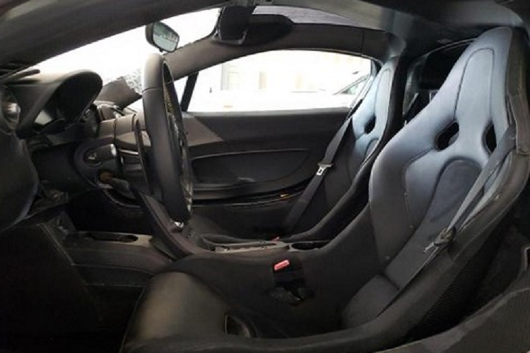 Số phận của chiếc siêu xe McLaren P1 triệu đô màu vàng Volcano Yellow ngỡ như đã được định đoạt khi có 1 người đấu giá cao nhất lên đến 400.000 đô la nhưng khi xuống tiền, tay chơi này đã lặn mất tăm khiến siêu phẩm này tiếp tục được mang ra đấu giá.