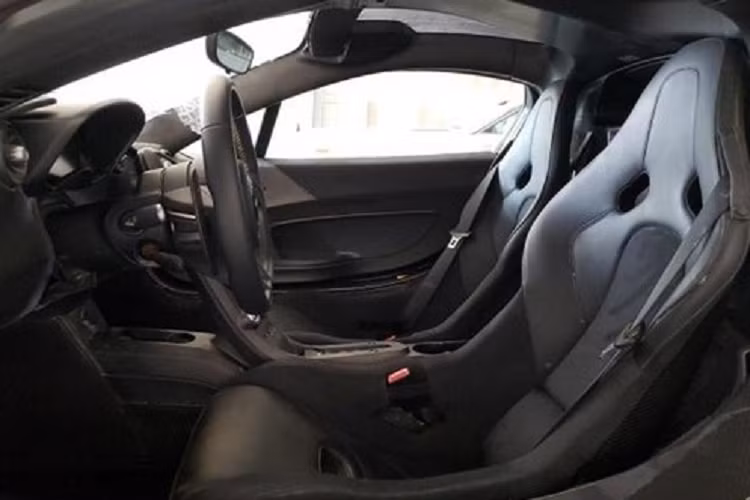 Số phận của chiếc siêu xe McLaren P1 triệu đô màu vàng Volcano Yellow ngỡ như đã được định đoạt khi có 1 người đấu giá cao nhất lên đến 400.000 đô la nhưng khi xuống tiền, tay chơi này đã lặn mất tăm khiến siêu phẩm này tiếp tục được mang ra đấu giá.