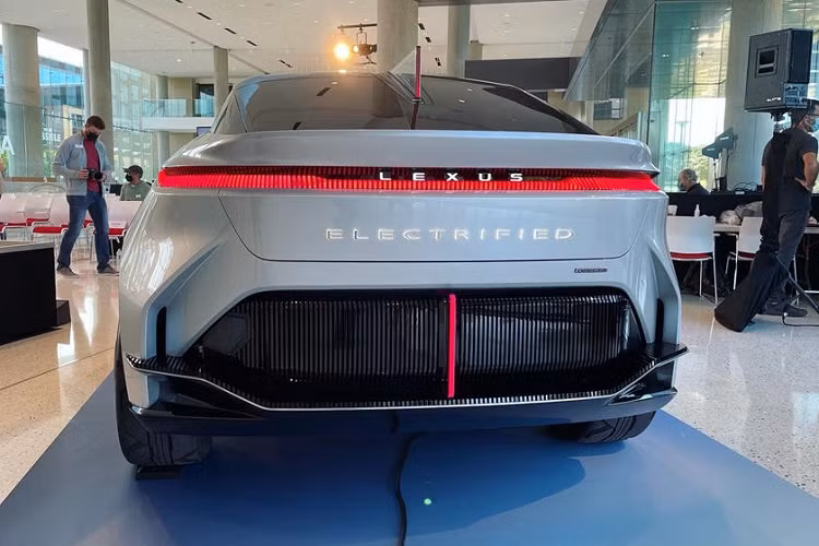 Nội thất của Lexus LF-Z Electrified Concept có 4 ghế với thiết kế ôm lấy thân người ngồi. Riêng ghế lái được bọc bằng chất liệu màu trắng, tương phản với 3 ghế còn lại. Ngay cả vách ngăn giữa 2 ghế trước cũng được bọc màu trắng giống ghế lái và tích hợp núm xoay chuyển số. Trước mặt người lái là vô lăng hình chữ nhật và màn hình hiển thị thông tin kính lái phức tạp.