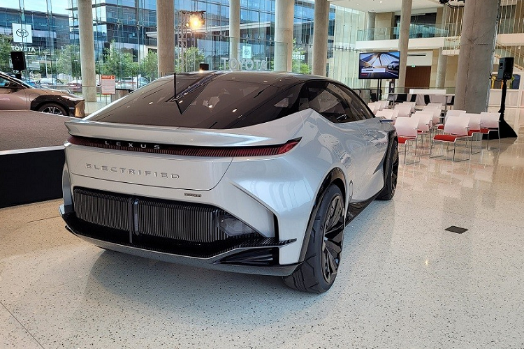 Hiện mẫu xe sang Lexus LF-Z Electrified Concept đã được sản xuất thành xe thương mại với tên gọi RZ 450e. Với việc mẫu xe concept này được trưng bày tại triển lãm VMS 2022, chúng ta có thể hi vọng Lexus RZ 450e sẽ ra mắt Việt Nam trong tương lai.