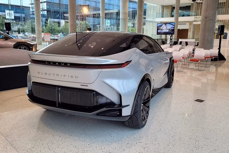 Hiện mẫu xe sang Lexus LF-Z Electrified Concept đã được sản xuất thành xe thương mại với tên gọi RZ 450e. Với việc mẫu xe concept này được trưng bày tại triển lãm VMS 2022, chúng ta có thể hi vọng Lexus RZ 450e sẽ ra mắt Việt Nam trong tương lai.