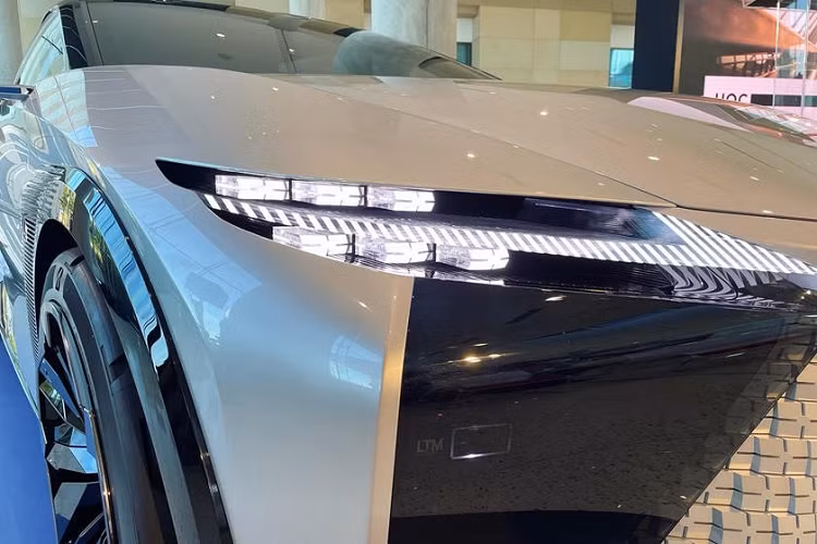Trong khi đó, trên đầu xe, Lexus LF-Z Electrified Concept không có lưới tản nhiệt vì là ô tô điện. Tuy nhiên, khu vực trung tâm của đầu xe vẫn được tạo hình như lưới tản nhiệt hình con suốt đặc trưng của thương hiệu Lexus và đi kèm logo phát sáng. Bên cạnh đó là đèn pha LED khá hẹp và dải đèn LED định vị ban ngày hình chữ "L" quen thuộc của xe Lexus. Phía dưới còn có thêm hốc gió trung tâm được chia làm đôi bằng nẹp thẳng đứng nằm chính giữa đầu xe.