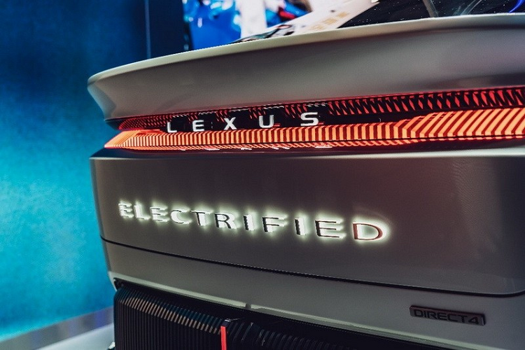 Bên trong Lexus LF-Z Electrified Concept là không gian nội thất được thiết kế xoay quanh ý tưởng "Tazuna", nghĩa là "dây cương" nhằm nhấn mạnh sự kết nối giữa xe và người lái. Đương nhiên, thiết kế của mẫu xe concept này không giống với ô tô thương mại mà mang hơi hướng tương lai nhiều hơn.