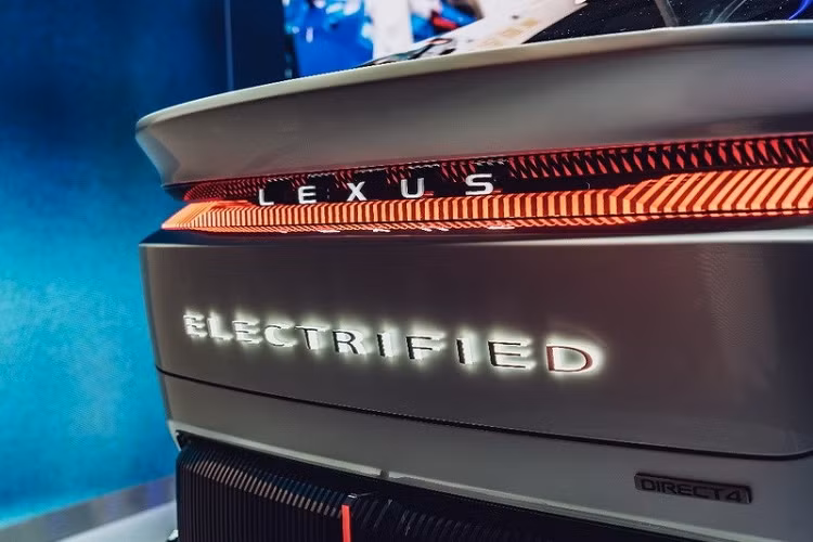 Bên trong Lexus LF-Z Electrified Concept là không gian nội thất được thiết kế xoay quanh ý tưởng "Tazuna", nghĩa là "dây cương" nhằm nhấn mạnh sự kết nối giữa xe và người lái. Đương nhiên, thiết kế của mẫu xe concept này không giống với ô tô thương mại mà mang hơi hướng tương lai nhiều hơn.