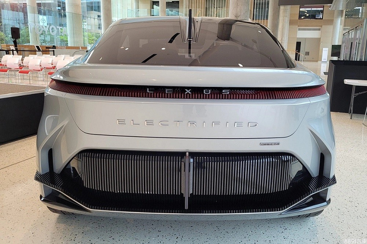 Vòng về phía sau, chúng ta sẽ bắt gặp cụm đèn hậu LED nằm vắt ngang đuôi xe, tích hợp tem chữ nổi "Lexus". Đây là phong cách thiết kế hiện đã được áp dụng cho một số mẫu xe đời mới của Lexus như NX, LX và RX. Ngoài ra, xe còn có chi tiết như vây cá trong suốt trên nóc, cánh gió vuốt nhẹ lên trên và cản sau có thiết kế tương đồng với cản trước.