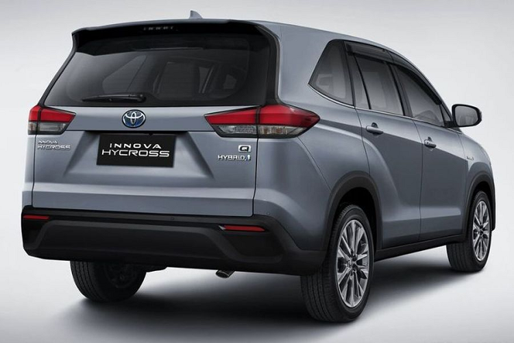 Sau khi ra mắt tại Indonesia, Toyota Innova 2023 sẽ tiếp tục trình làng ở những thị trường Đông Nam Á khác, trong đó có Việt Nam. Innova từng là mẫu xe “làm mưa làm gió” tại thị trường nước ta, trước khi đánh mất “ngôi vương” doanh số vào tay Mitsubishi Xpander.