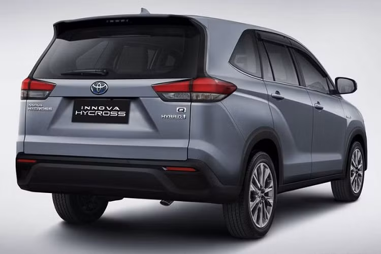 Sau khi ra mắt tại Indonesia, Toyota Innova 2023 sẽ tiếp tục trình làng ở những thị trường Đông Nam Á khác, trong đó có Việt Nam. Innova từng là mẫu xe “làm mưa làm gió” tại thị trường nước ta, trước khi đánh mất “ngôi vương” doanh số vào tay Mitsubishi Xpander.